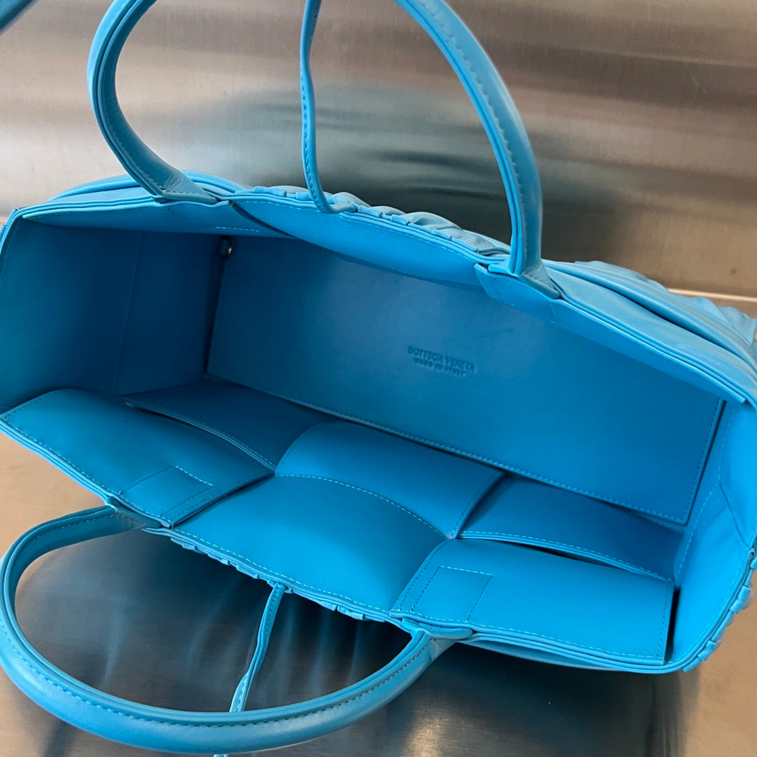 BOTTEGA VENETA SMALL ARCO TOTE 30 IN CERULEAN BLUE SOFT LAMBSKIN
