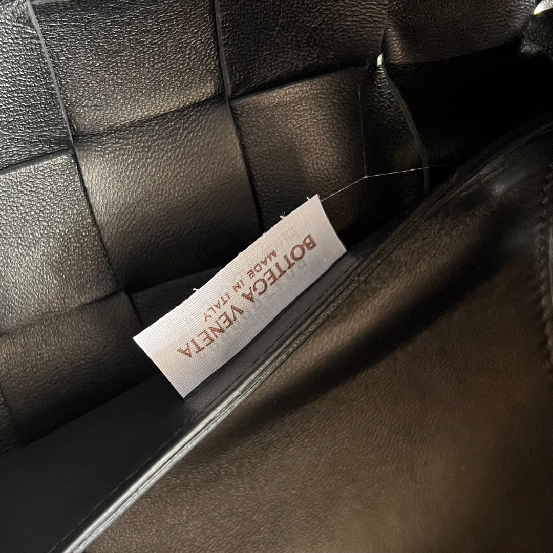 BOTTEGA VENETA MEDIUM 28 CASSETTE BLACK LAMBSKIN