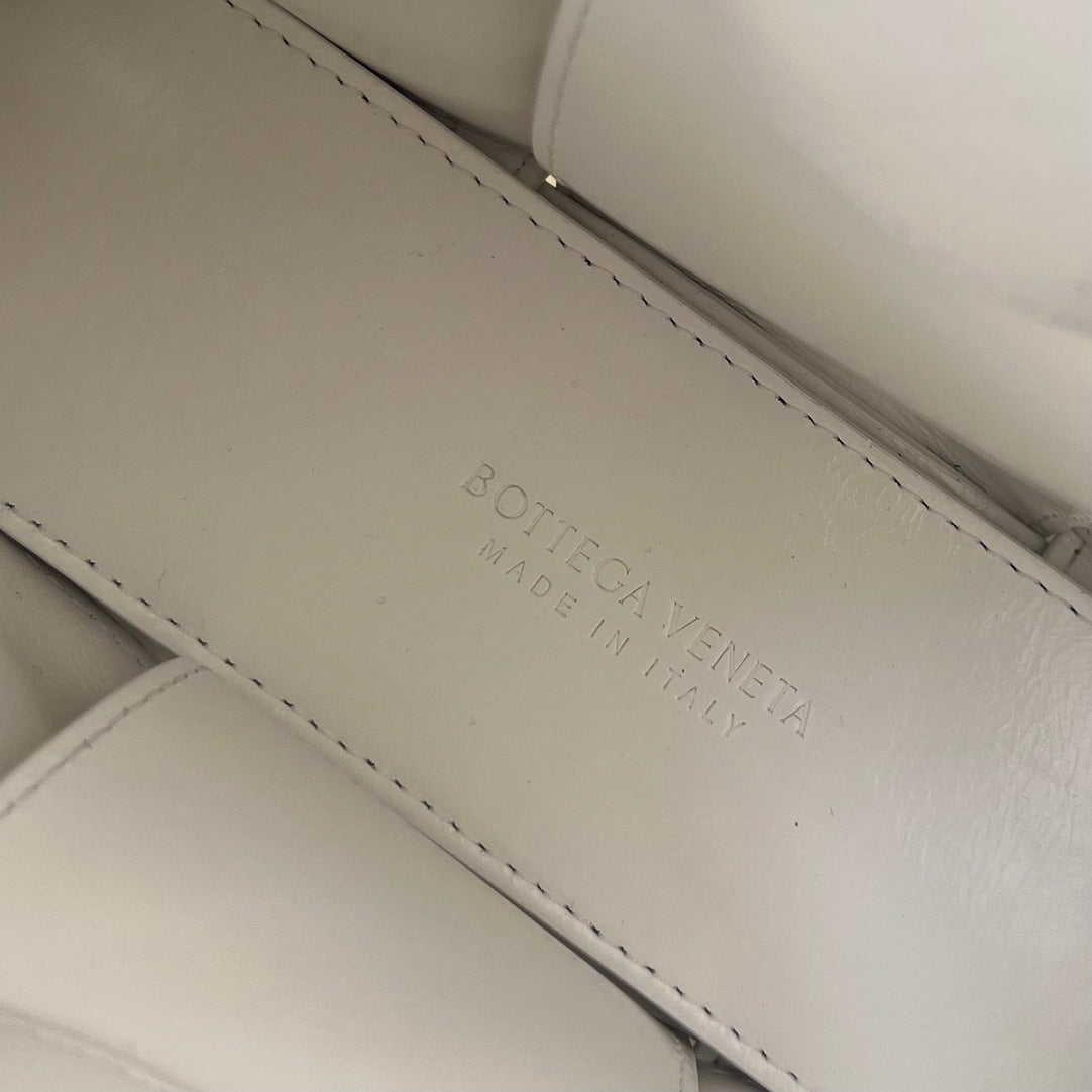 BOTTEGA VENETA CANDY ARCO TOTE 20 IN WHITE SOFT LAMBSKIN