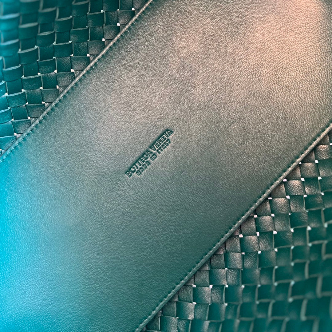 BOTTEGA VENETA SMALL CABAT 32 IN KAITOKE GREEN LAMBSKIN