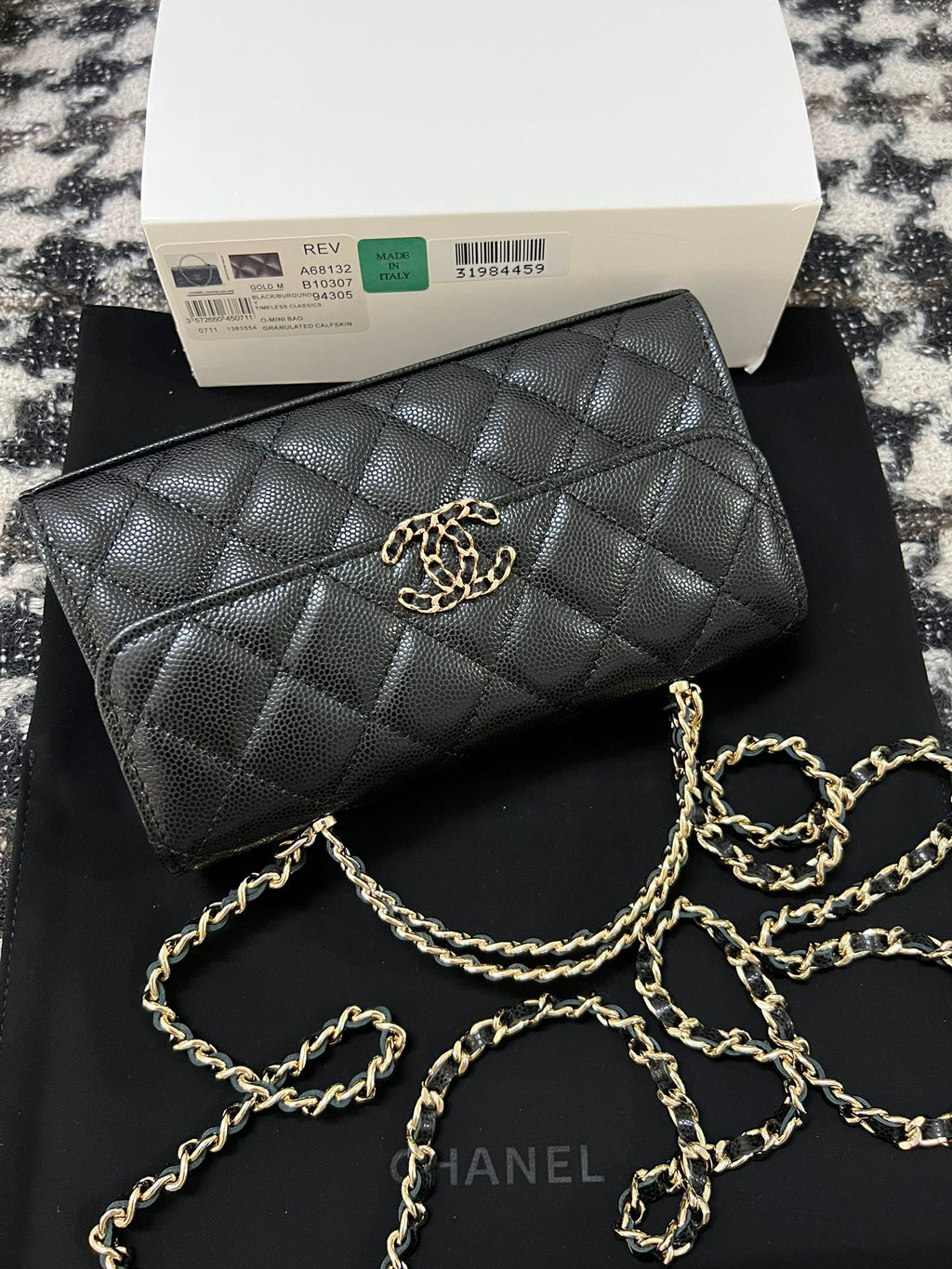 CHANEL KELLY 18 BAG IN BLACK CALFSKIN WITH GOLD HARDWARE