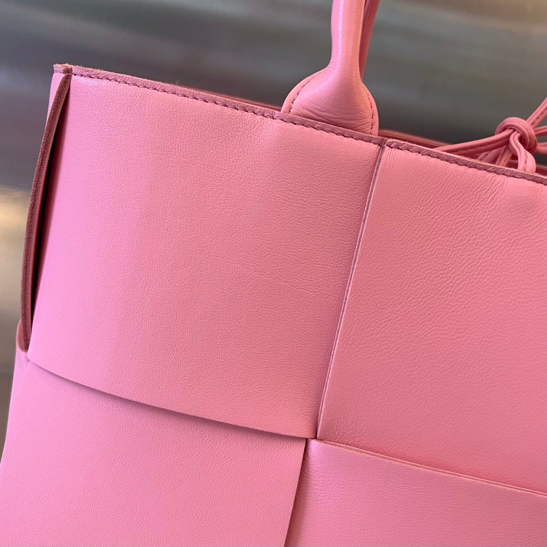 BOTTEGA VENETA SMALL ARCO TOTE 30 IN WEWAK PINK LAMBSKIN