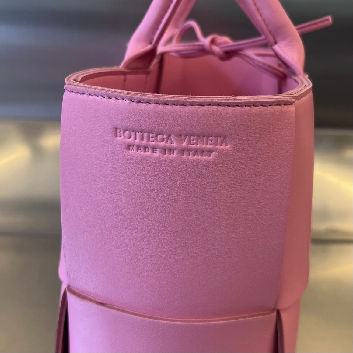BOTTEGA VENETA SMALL ARCO TOTE 30 IN WEWAK PINK LAMBSKIN