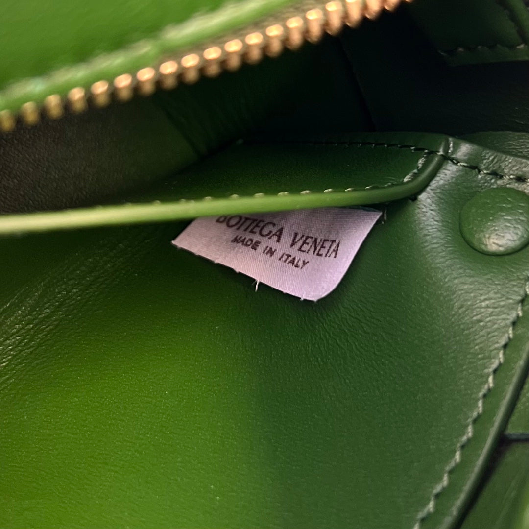 BOTTEGA VENETA BRICK CASSETTE 28 IN DARK GREEN CALFSKIN
