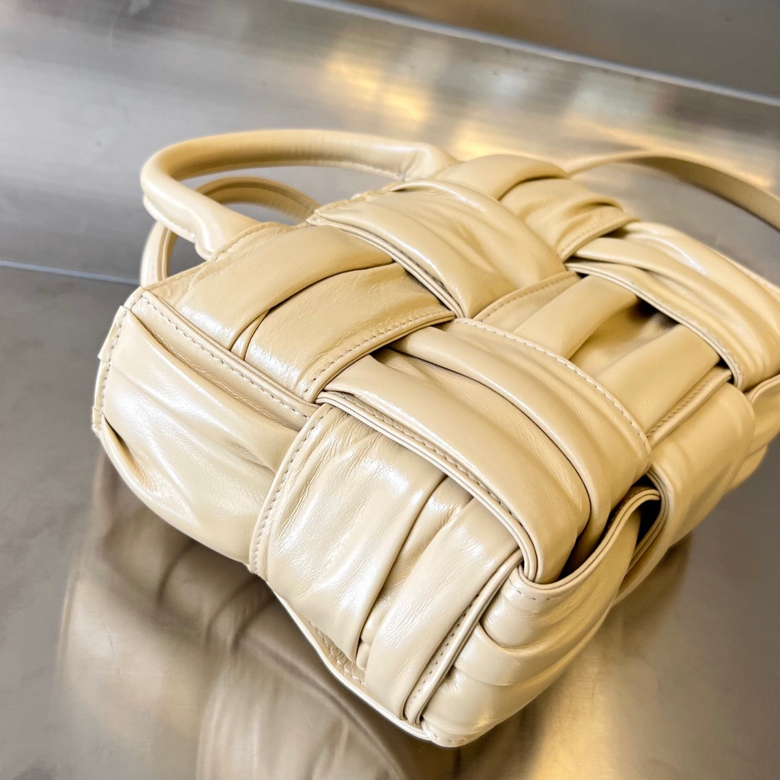 BOTTEGA VENETA CANDY ARCO TOTE 20 IN BEIGE SOFT LAMBSKIN