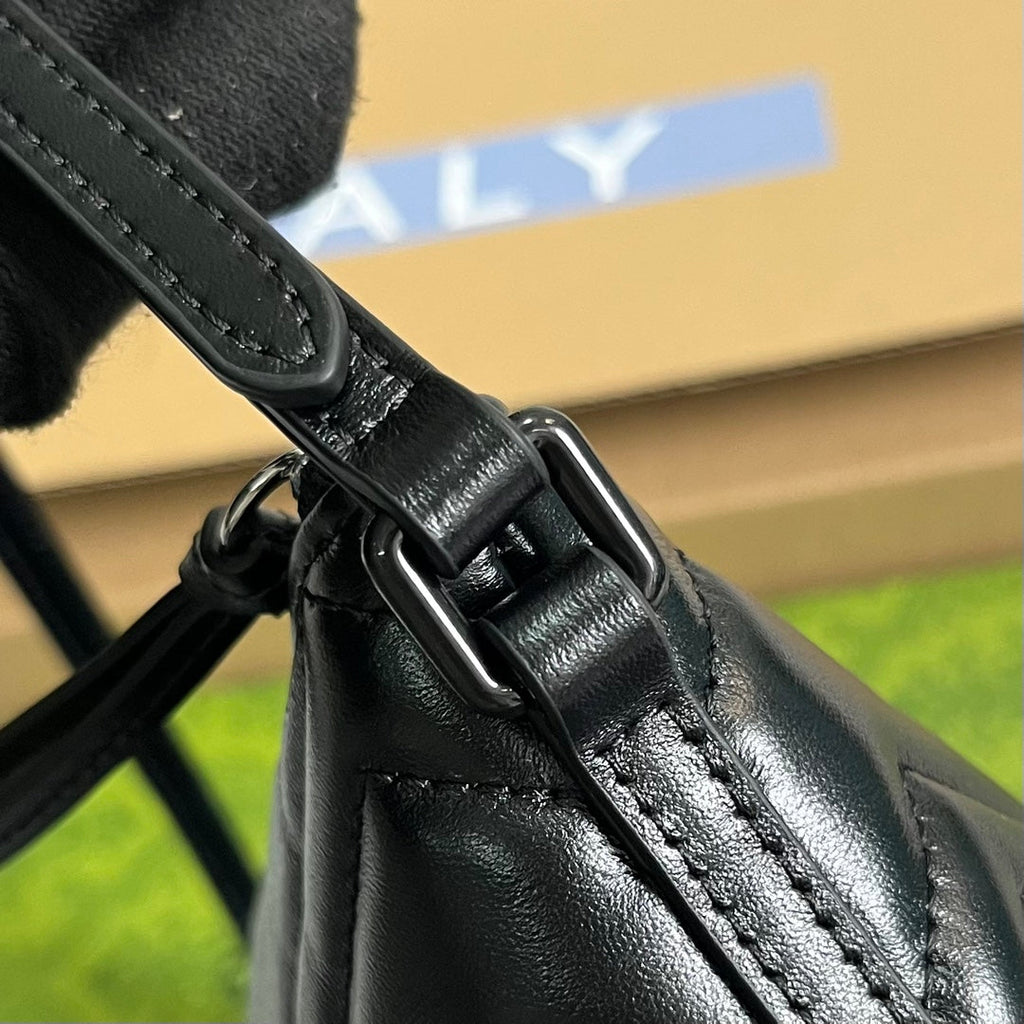 GUCCI MARMONT SMALL 23 HANDBAG IN BLACK CALFSKIN