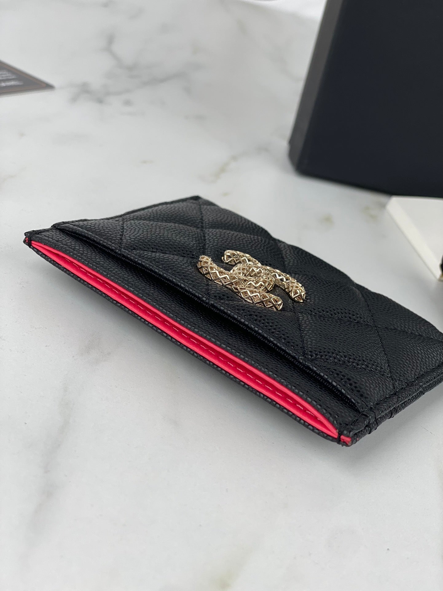 CHANEL CARD HOLDER 19.5 BLACK GRAINED CALFSKIN GOLD ICON