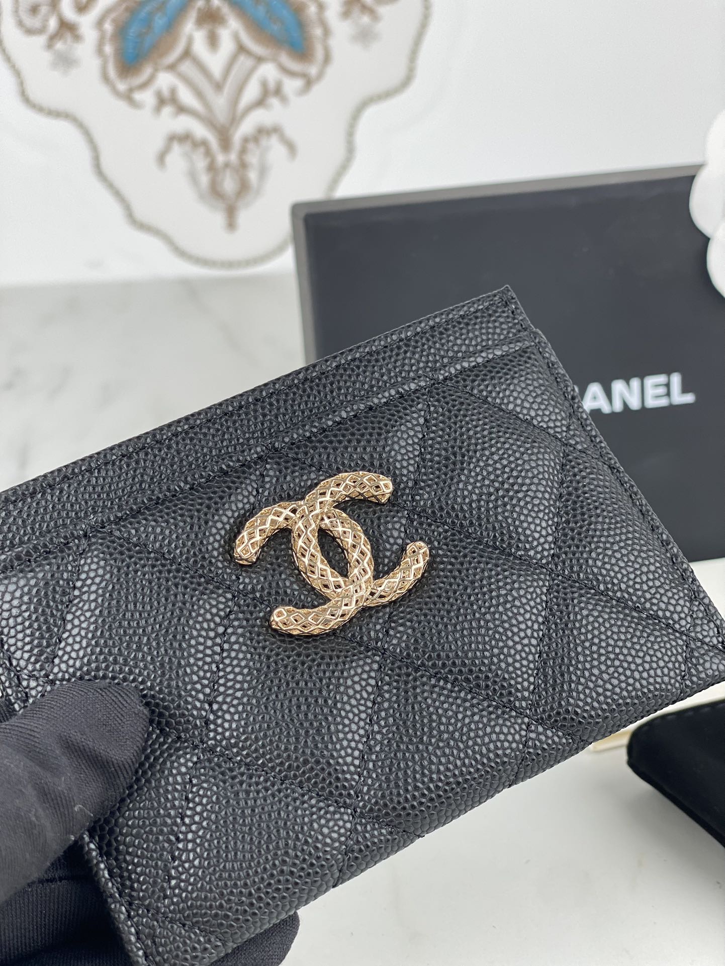 CHANEL CARD HOLDER 19.5 BLACK GRAINED CALFSKIN GOLD ICON