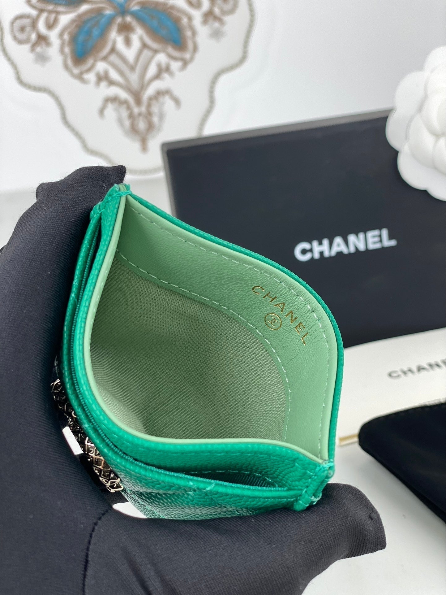 CHANEL CARD HOLDER 19.5 EMERALD GRAINED CALFSKIN GOLD ICON