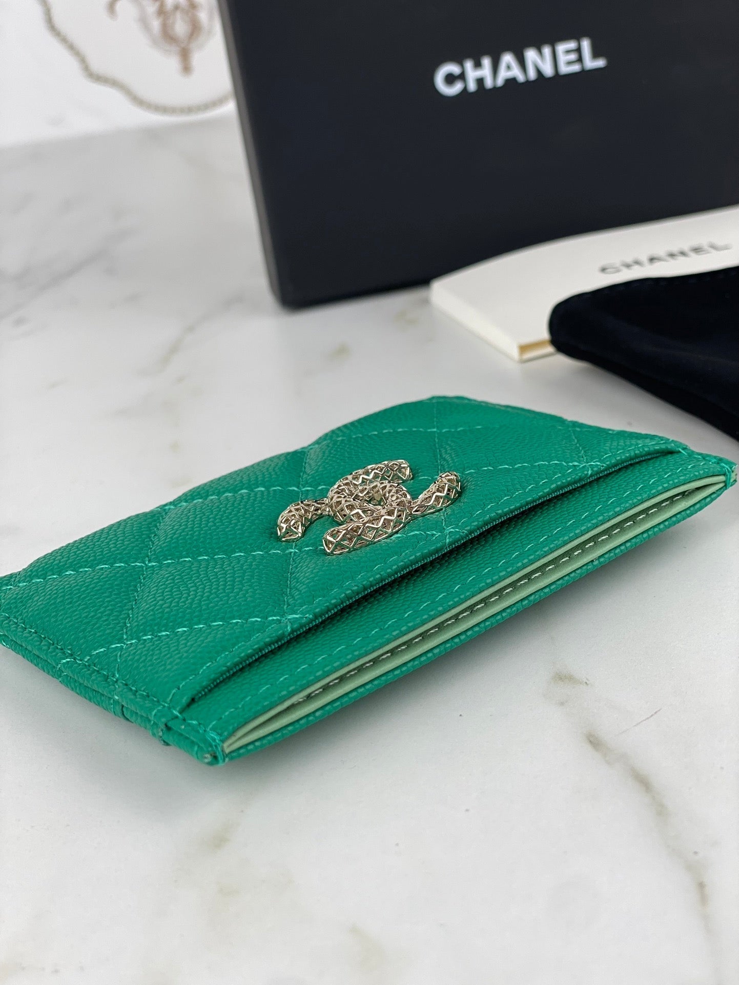 CHANEL CARD HOLDER 19.5 EMERALD GRAINED CALFSKIN GOLD ICON