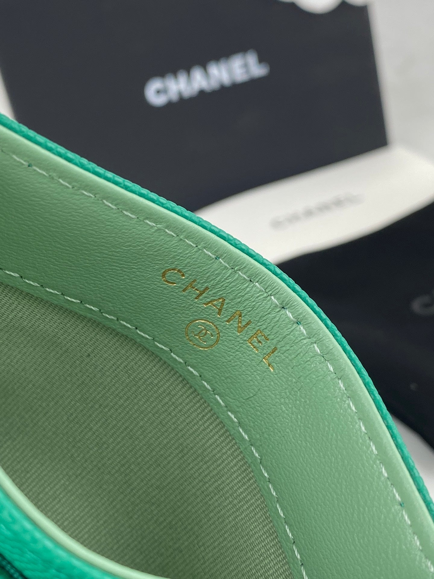 CHANEL CARD HOLDER 19.5 EMERALD GRAINED CALFSKIN GOLD ICON