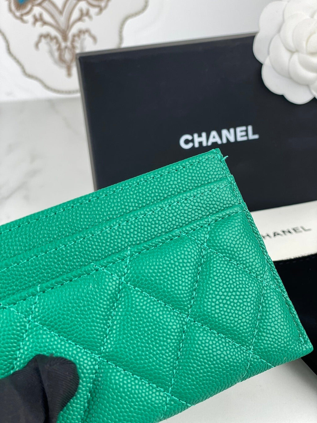 CHANEL CARD HOLDER 19.5 EMERALD GRAINED CALFSKIN GOLD ICON