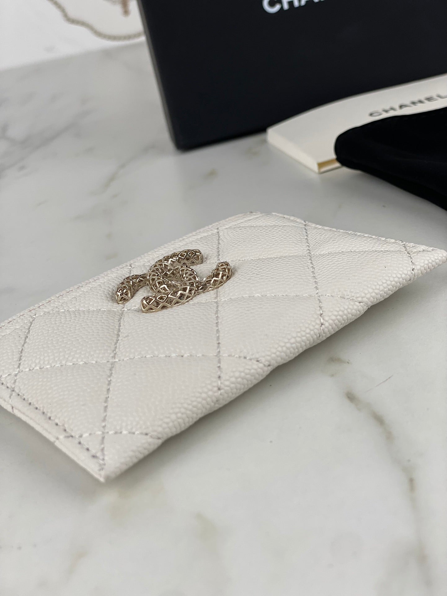 CHANEL CARD HOLDER 19.5 WHITE GRAINED CALFSKIN GOLD ICON