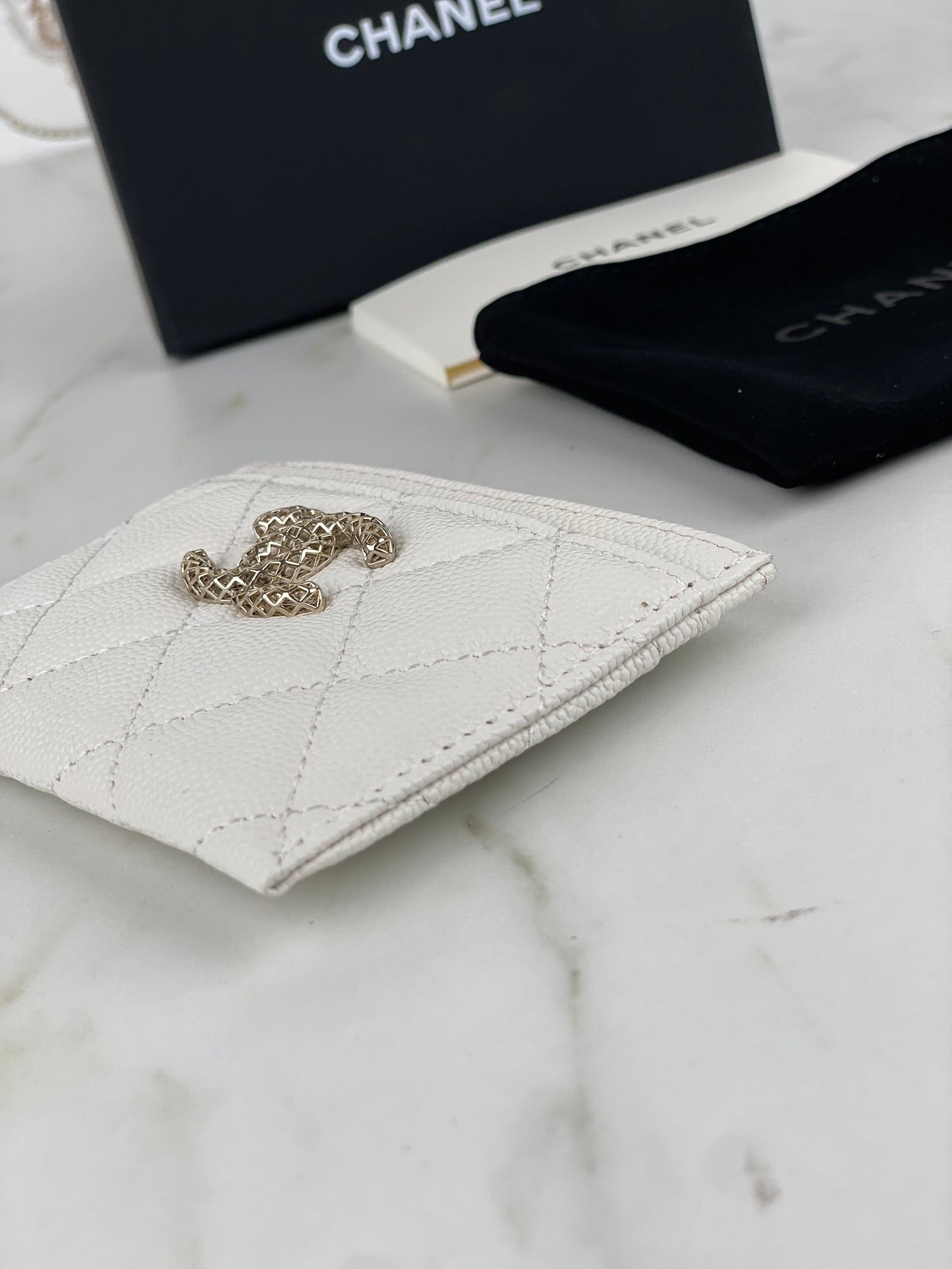 CHANEL CARD HOLDER 19.5 WHITE GRAINED CALFSKIN GOLD ICON