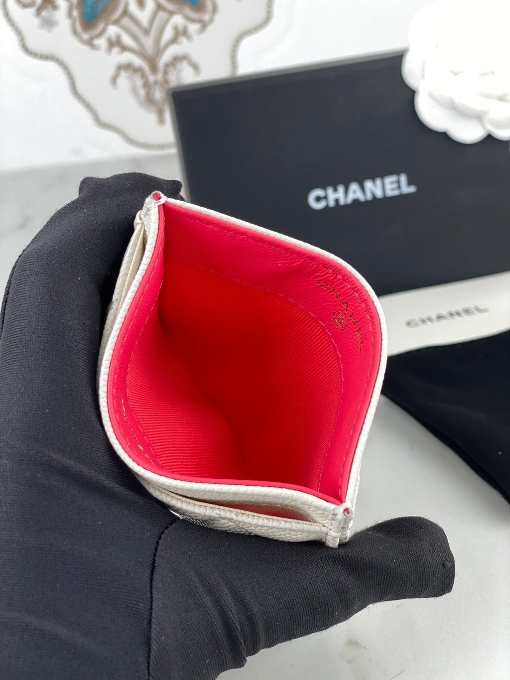 CHANEL CARD HOLDER 19.5 WHITE GRAINED CALFSKIN GOLD ICON