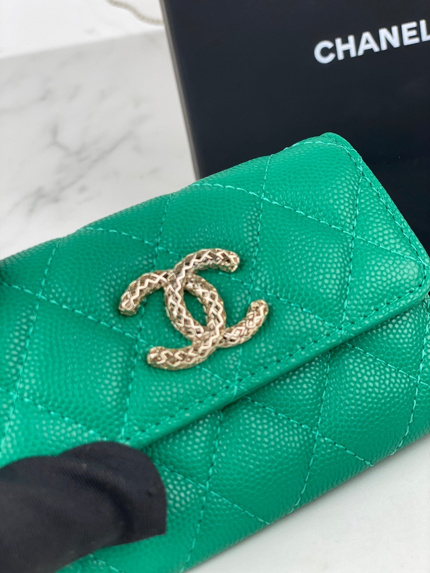 CHANEL FLAP CARD HOLDER 11 EMERALD GRAINED CALFSKIN GOLD ICON
