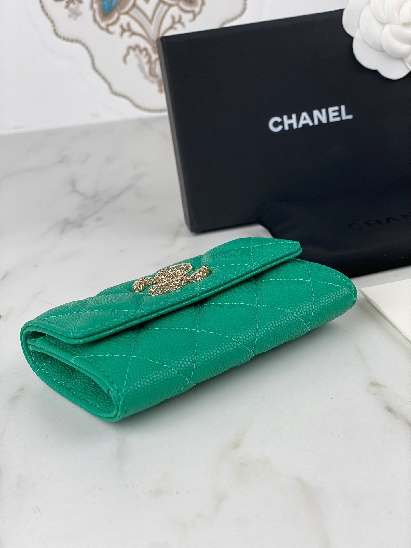 CHANEL FLAP CARD HOLDER 11 EMERALD GRAINED CALFSKIN GOLD ICON