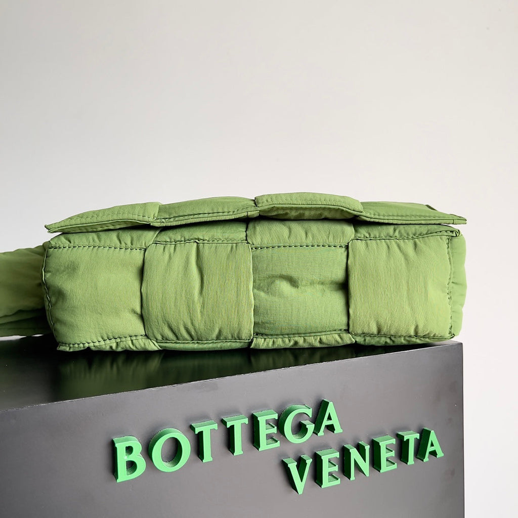 BOTTEGA VENETA CASSETTE 32 BAG IN GREEN FERN POLYAMIDE