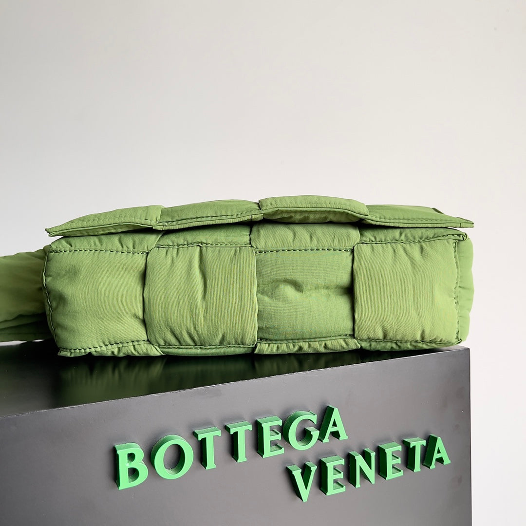 BOTTEGA VENETA CASSETTE 32 BAG IN GREEN FERN POLYAMIDE