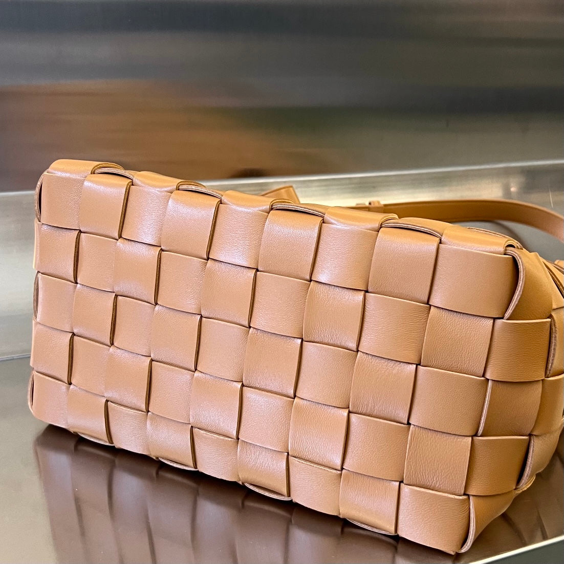 BOTTEGA VENETA MEDIUM 28 CASSETTE PEANUT BROWN LAMBSKIN