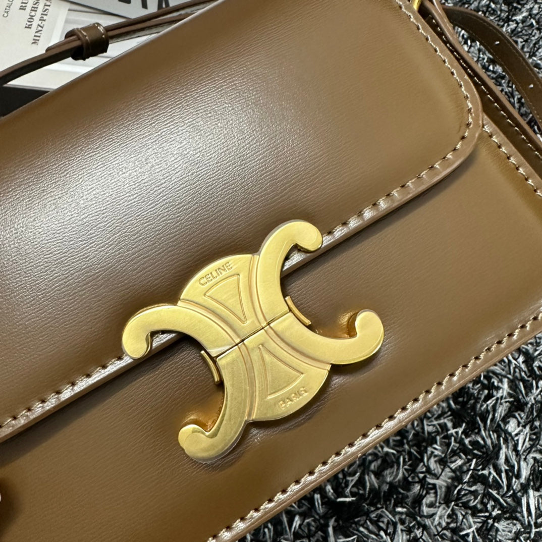 CELINE TRIOMPHE TEEN 18 CARAMEL BROWN COWHIDE LEATHER