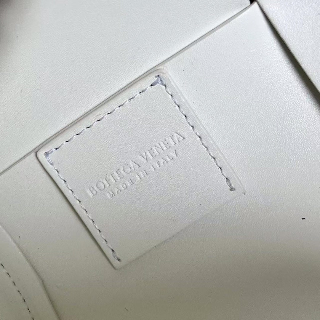 BOTTEGA VENETA CYLINDER CASSETTE 30 IN WHITE CALFSKIN