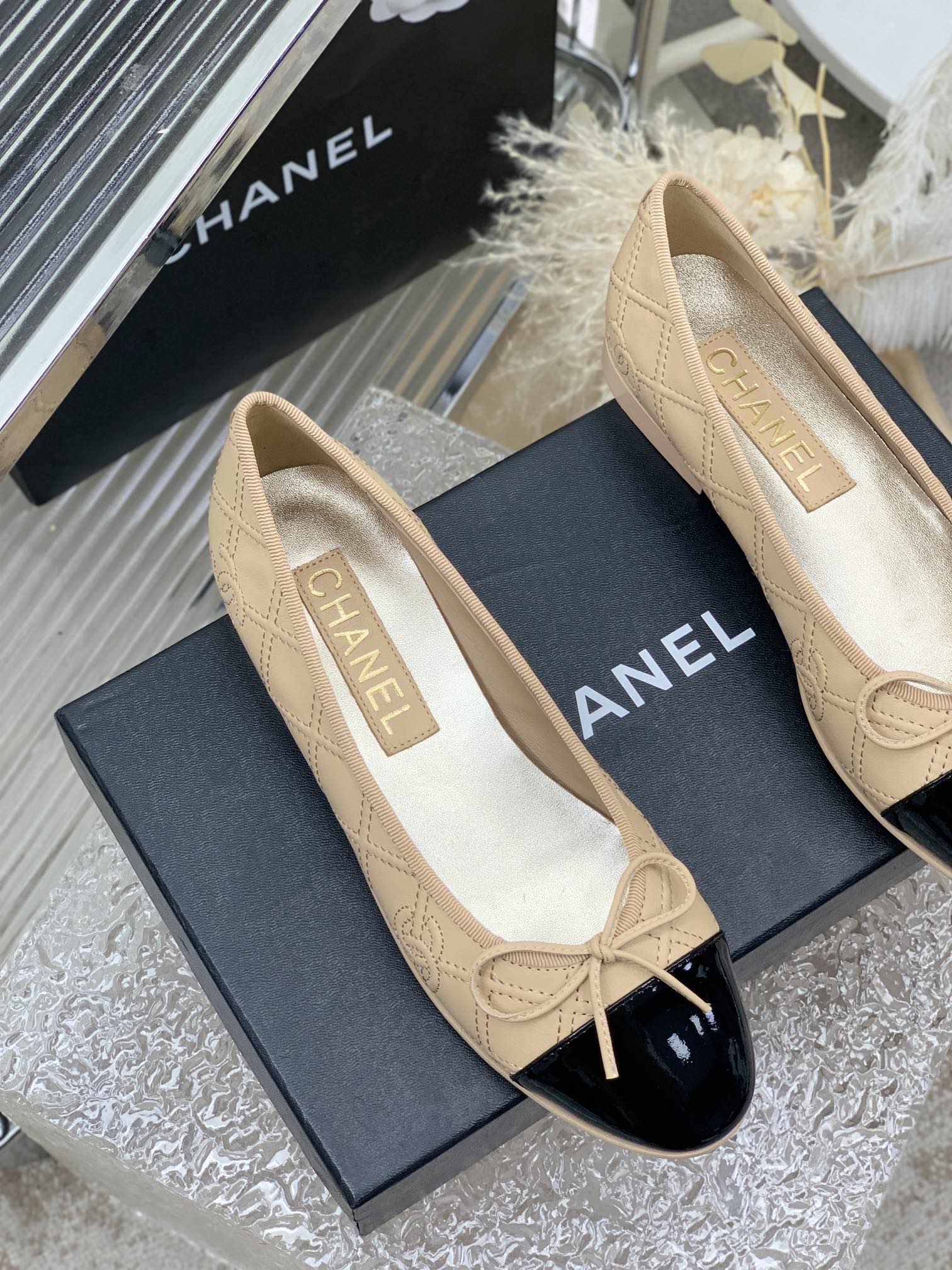 CHANEL BALLET FLAT GLOSSY BLACK MIX BEIGE LAMBSKIN