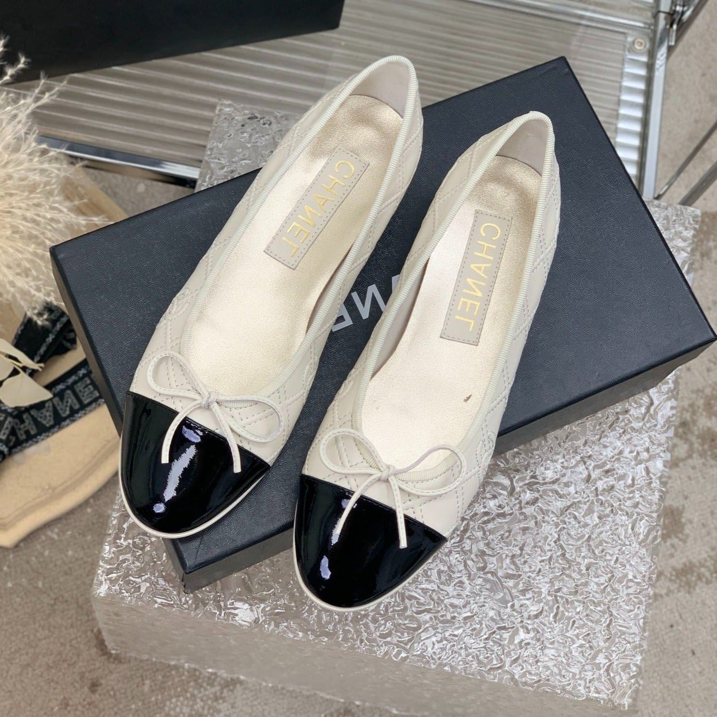 CHANEL BALLET FLAT GLOSSY BLACK MIX IVORY LAMBSKIN