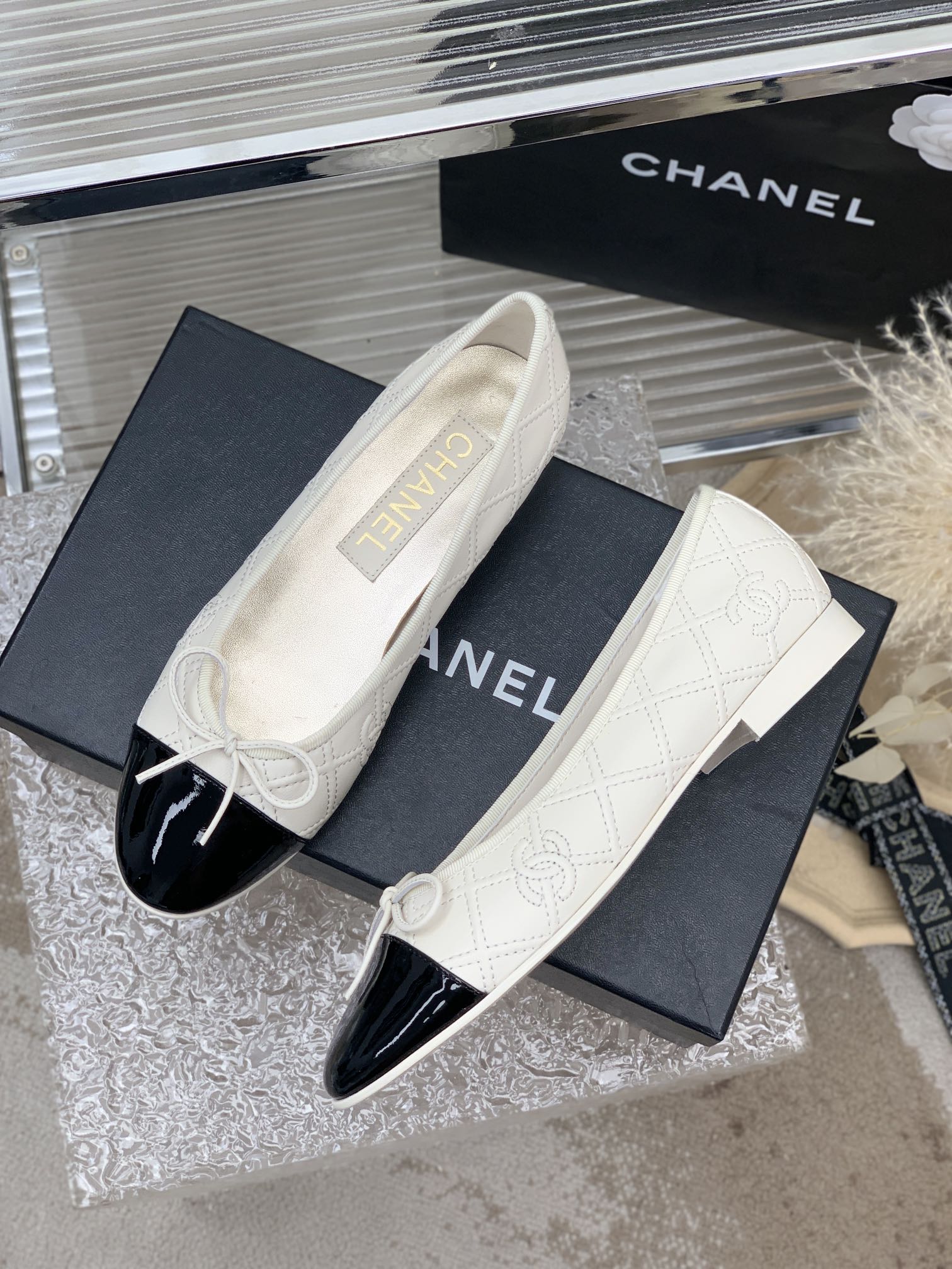 CHANEL BALLET FLAT GLOSSY BLACK MIX IVORY LAMBSKIN