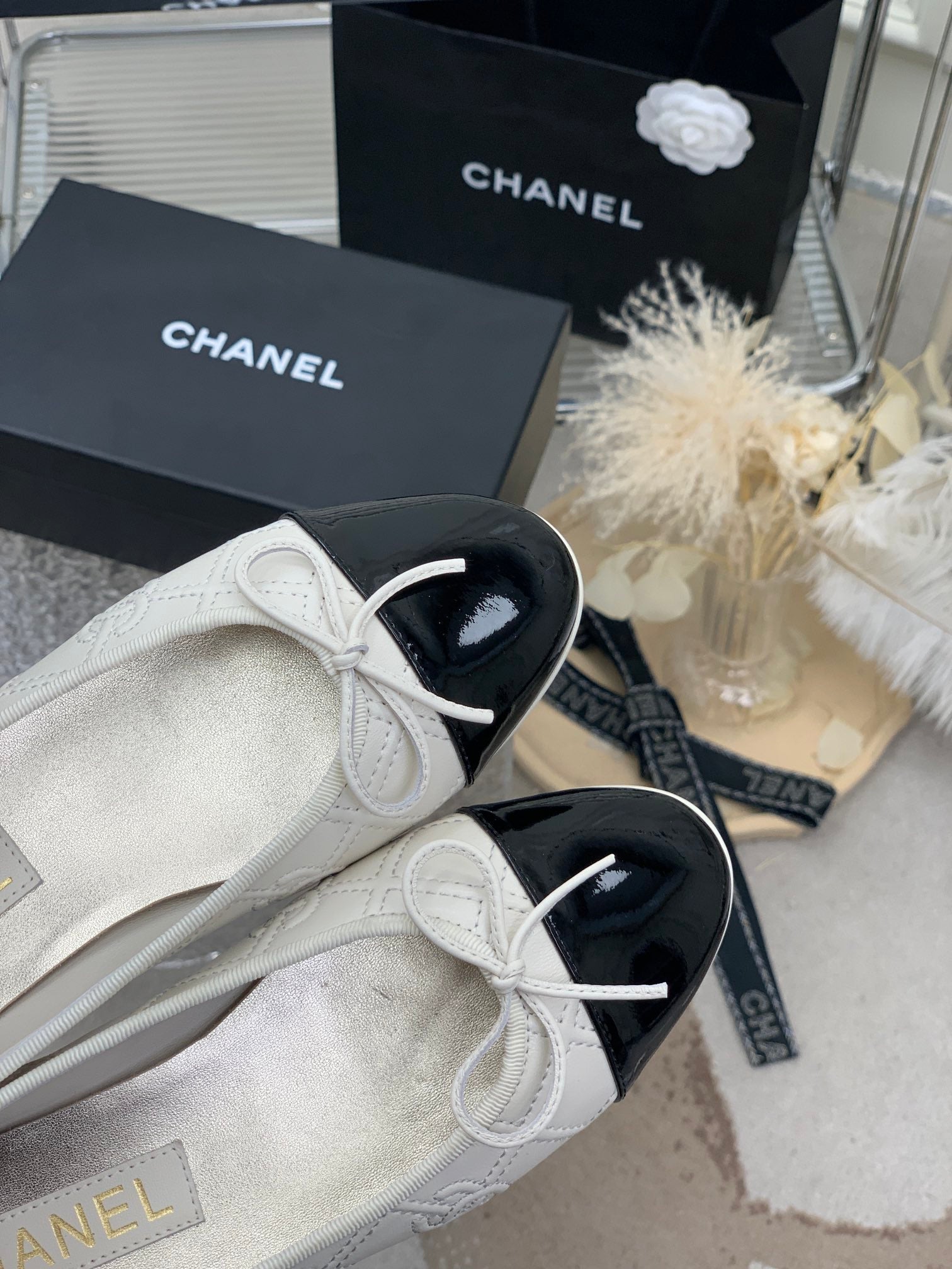CHANEL BALLET FLAT GLOSSY BLACK MIX IVORY LAMBSKIN
