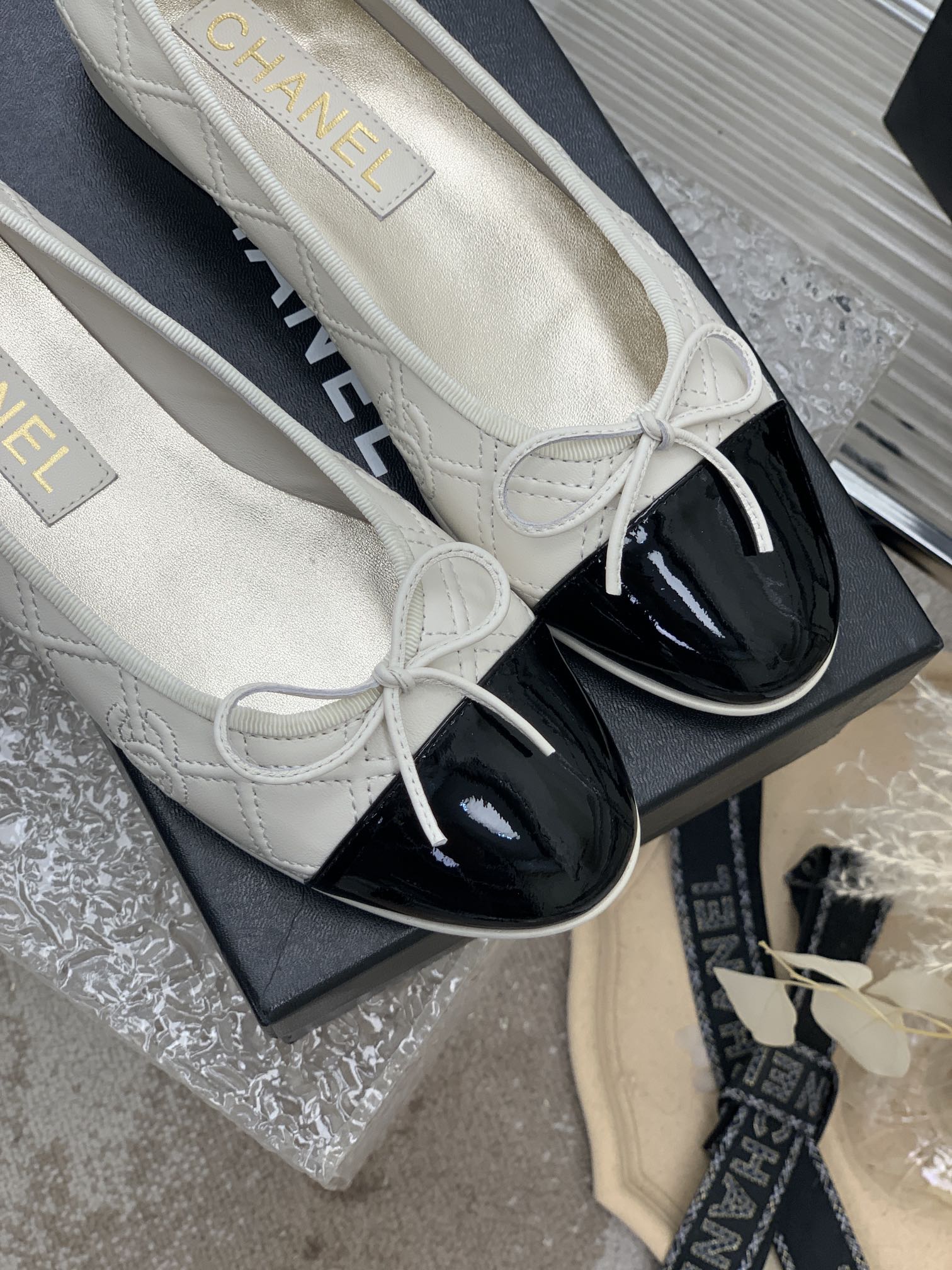 CHANEL BALLET FLAT GLOSSY BLACK MIX IVORY LAMBSKIN