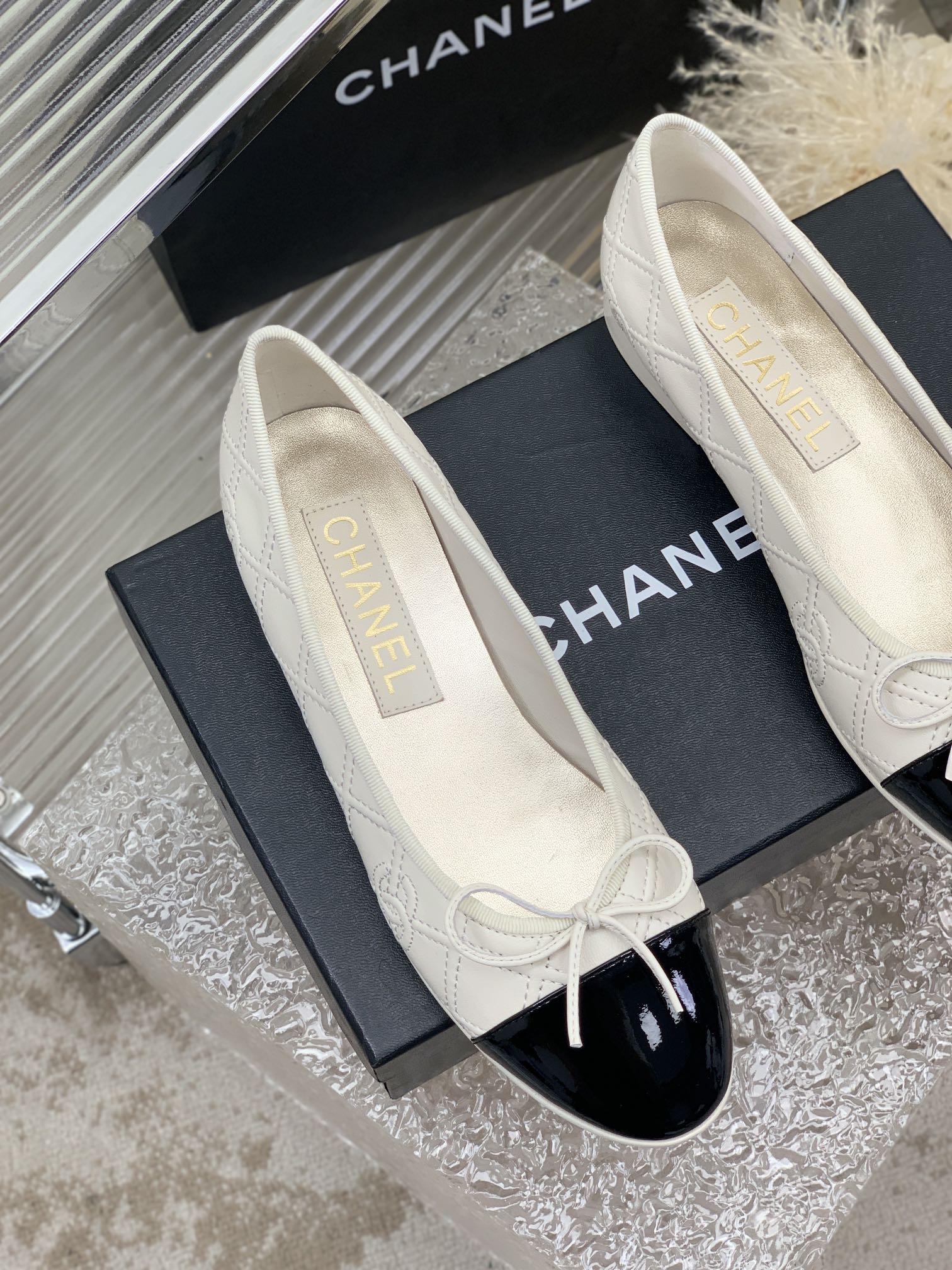 CHANEL BALLET FLAT GLOSSY BLACK MIX IVORY LAMBSKIN