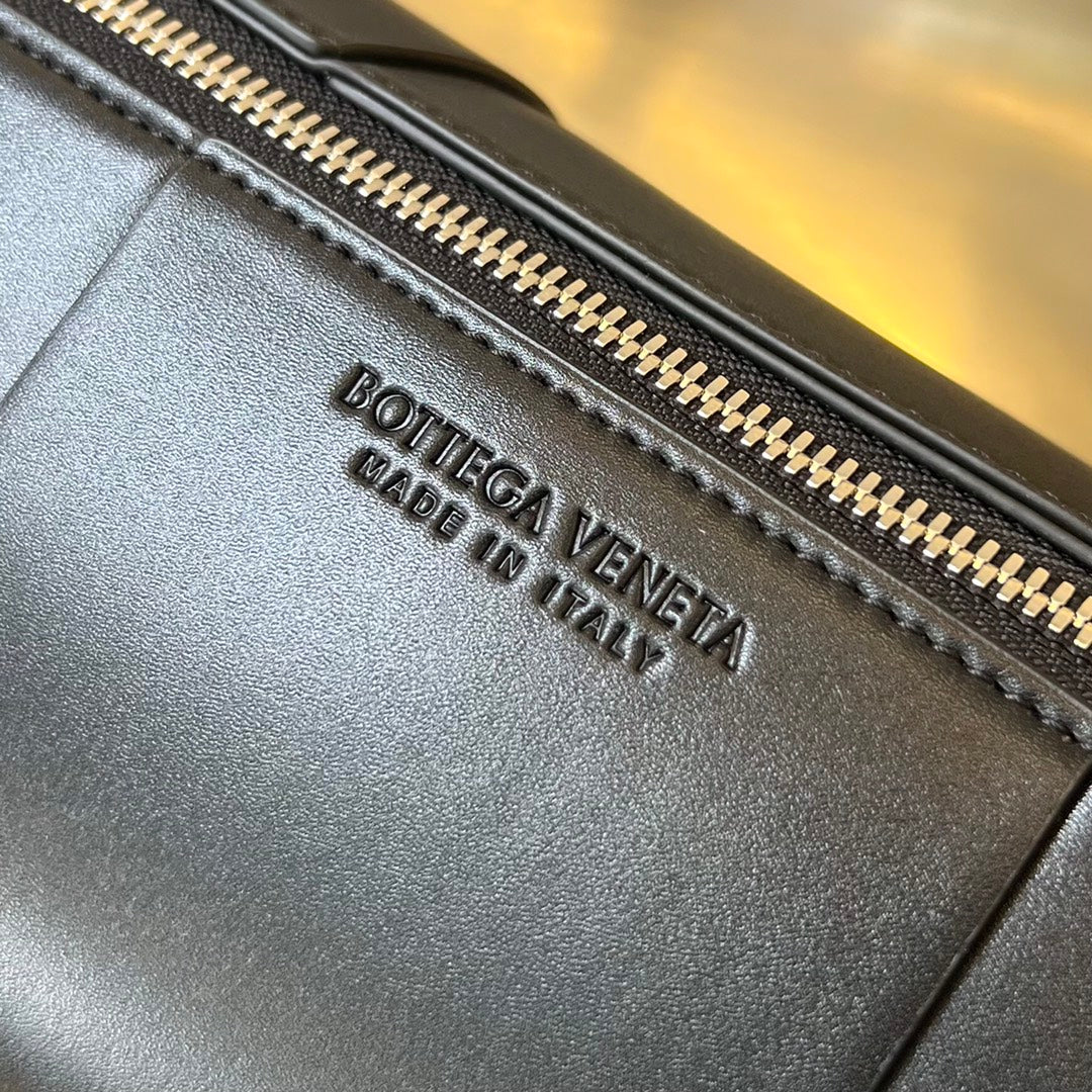 BOTTEGA VENETA CYLINDER CASSETTE 30 IN BLACK CALFSKIN