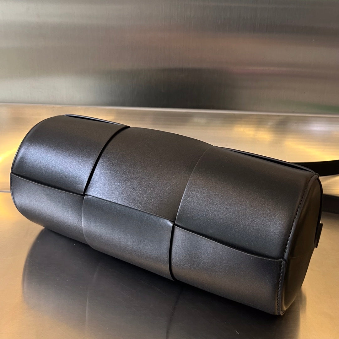 BOTTEGA VENETA CYLINDER CASSETTE 30 IN BLACK CALFSKIN