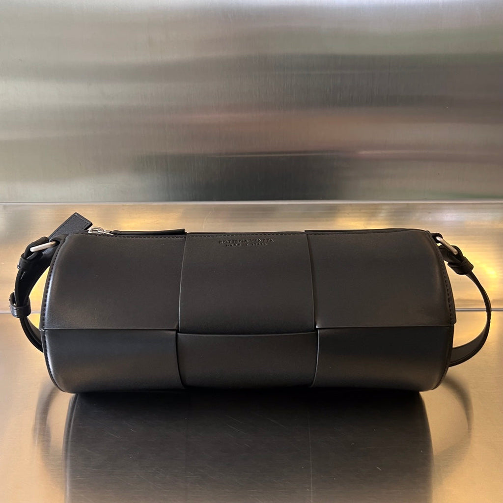 BOTTEGA VENETA CYLINDER CASSETTE 30 IN BLACK CALFSKIN