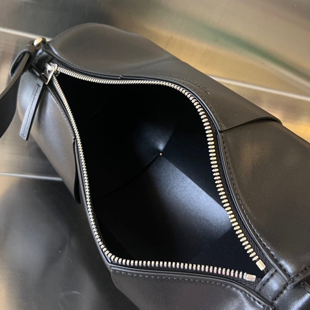 BOTTEGA VENETA CYLINDER CASSETTE 30 IN BLACK CALFSKIN