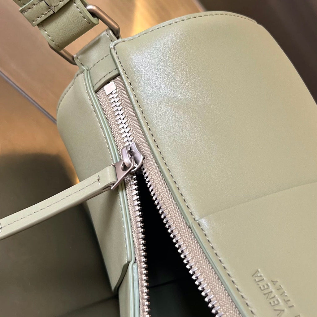 BOTTEGA VENETA CYLINDER CASSETTE 30 IN TRAVERTINE CALFSKIN