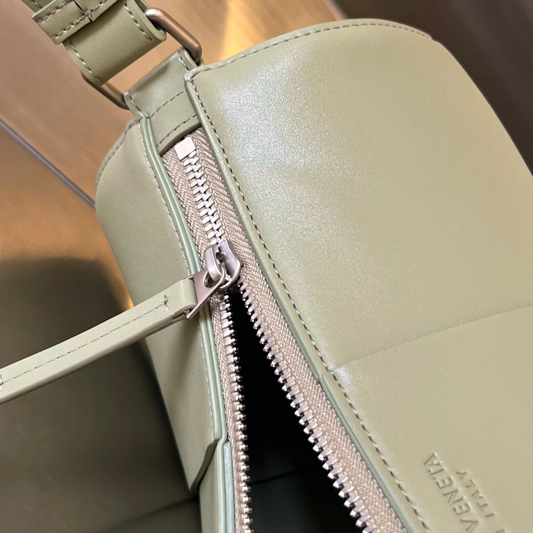 BOTTEGA VENETA CYLINDER CASSETTE 30 IN TRAVERTINE CALFSKIN
