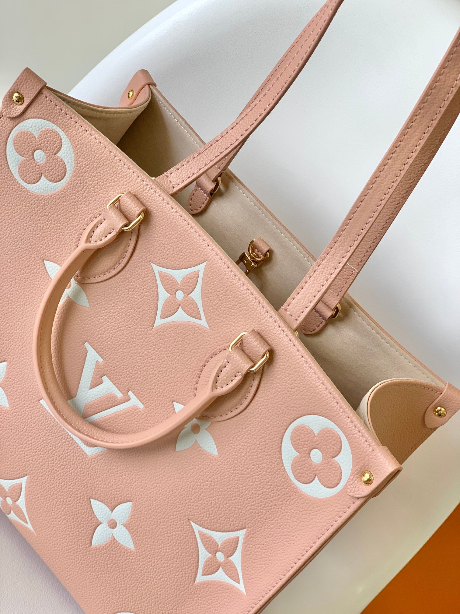 LOUIS VUITTON ONTHEGO MM 35CM LIGHT PINK WHITE