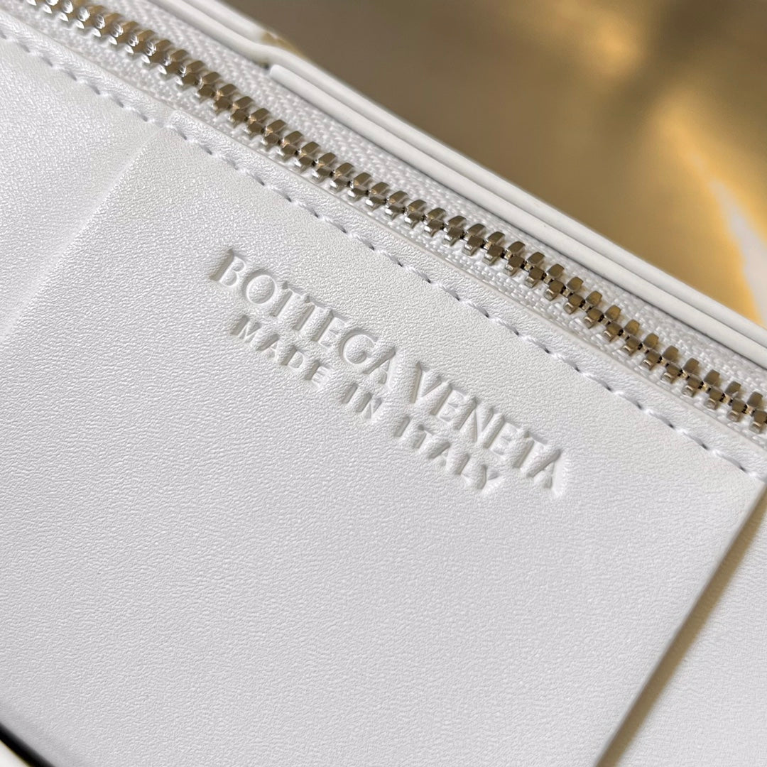 BOTTEGA VENETA SMALL CYLINDER CASSETTE 21 IN WHITE CALFSKIN