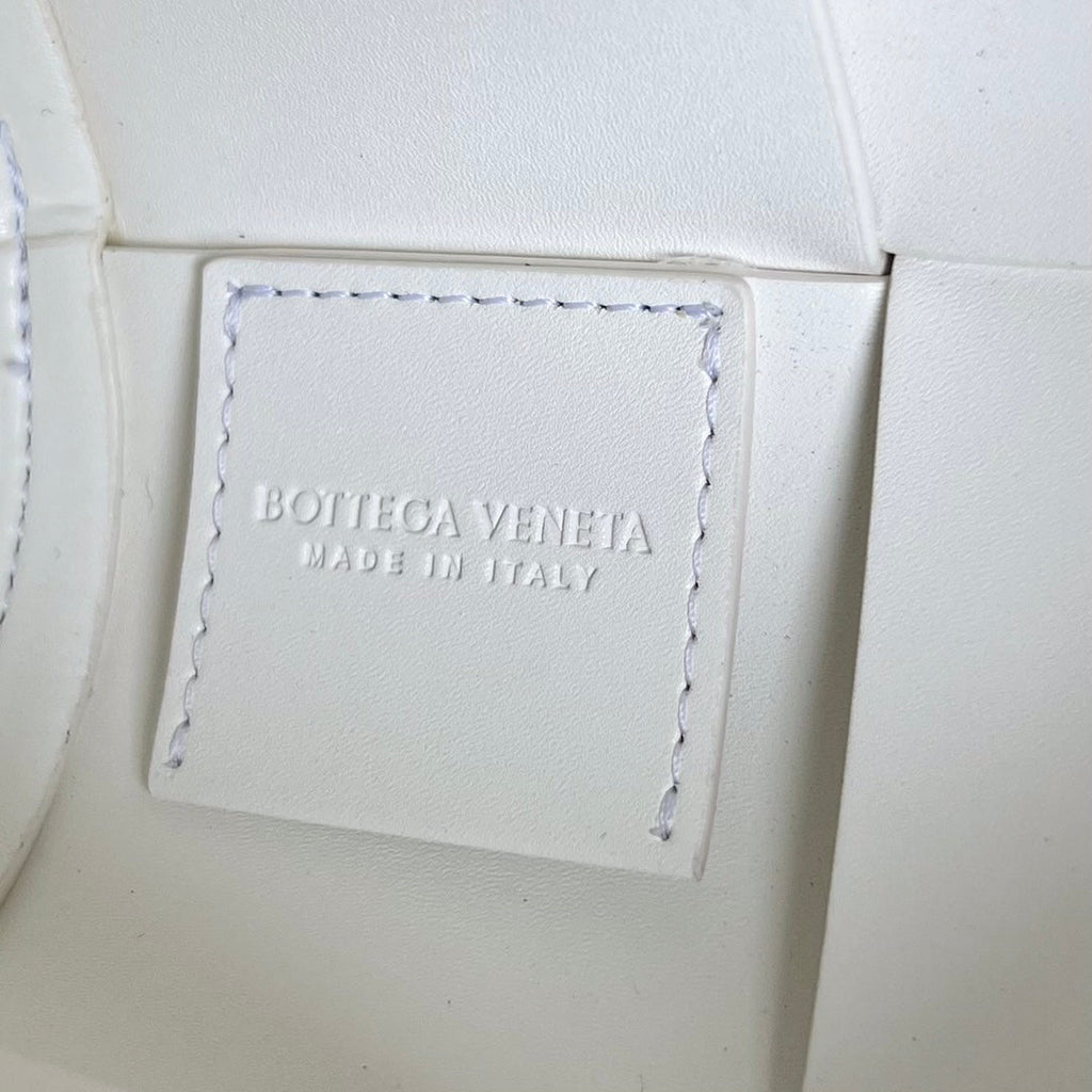 BOTTEGA VENETA SMALL CYLINDER CASSETTE 21 IN WHITE CALFSKIN