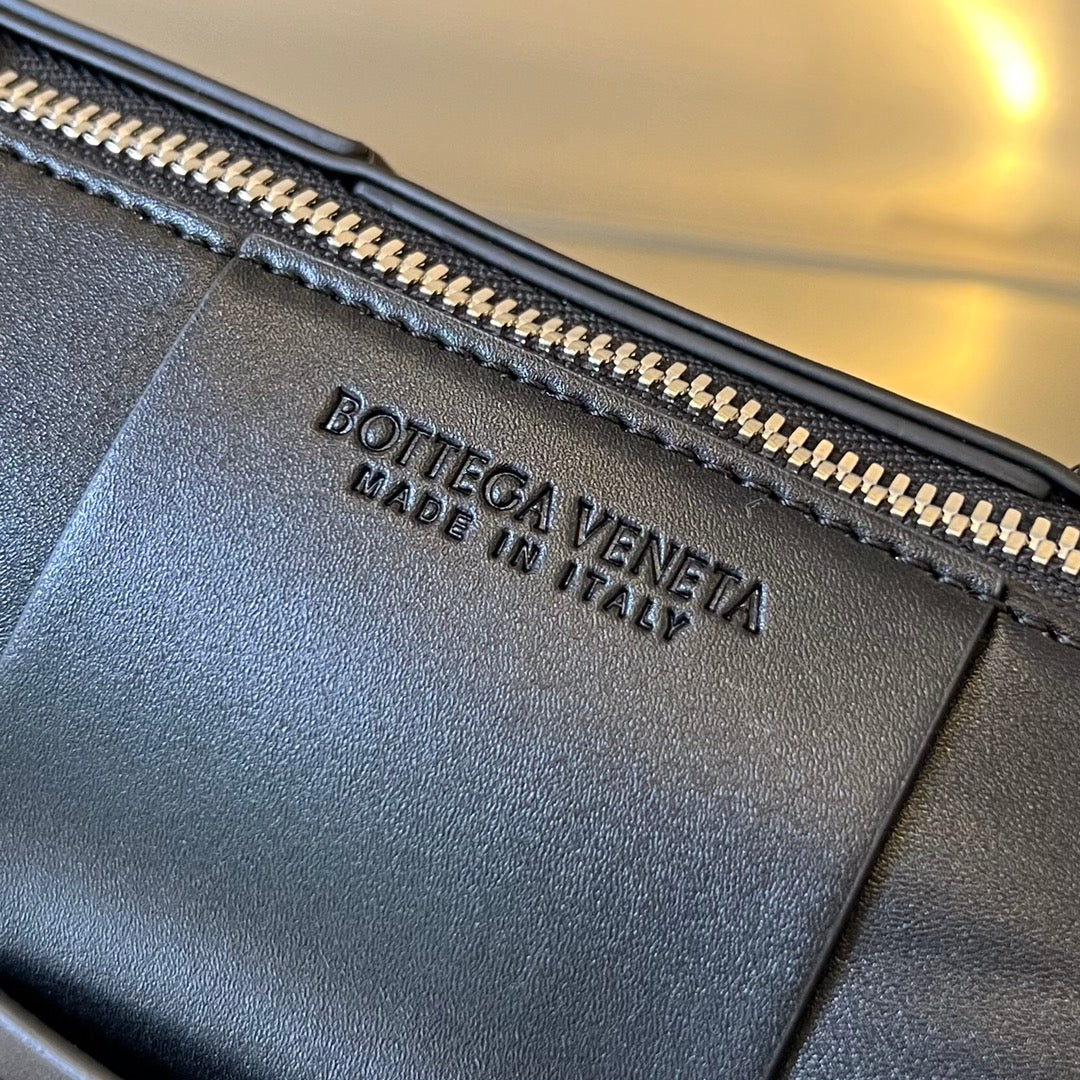 BOTTEGA VENETA SMALL CYLINDER CASSETTE 21 IN BLACK CALFSKIN