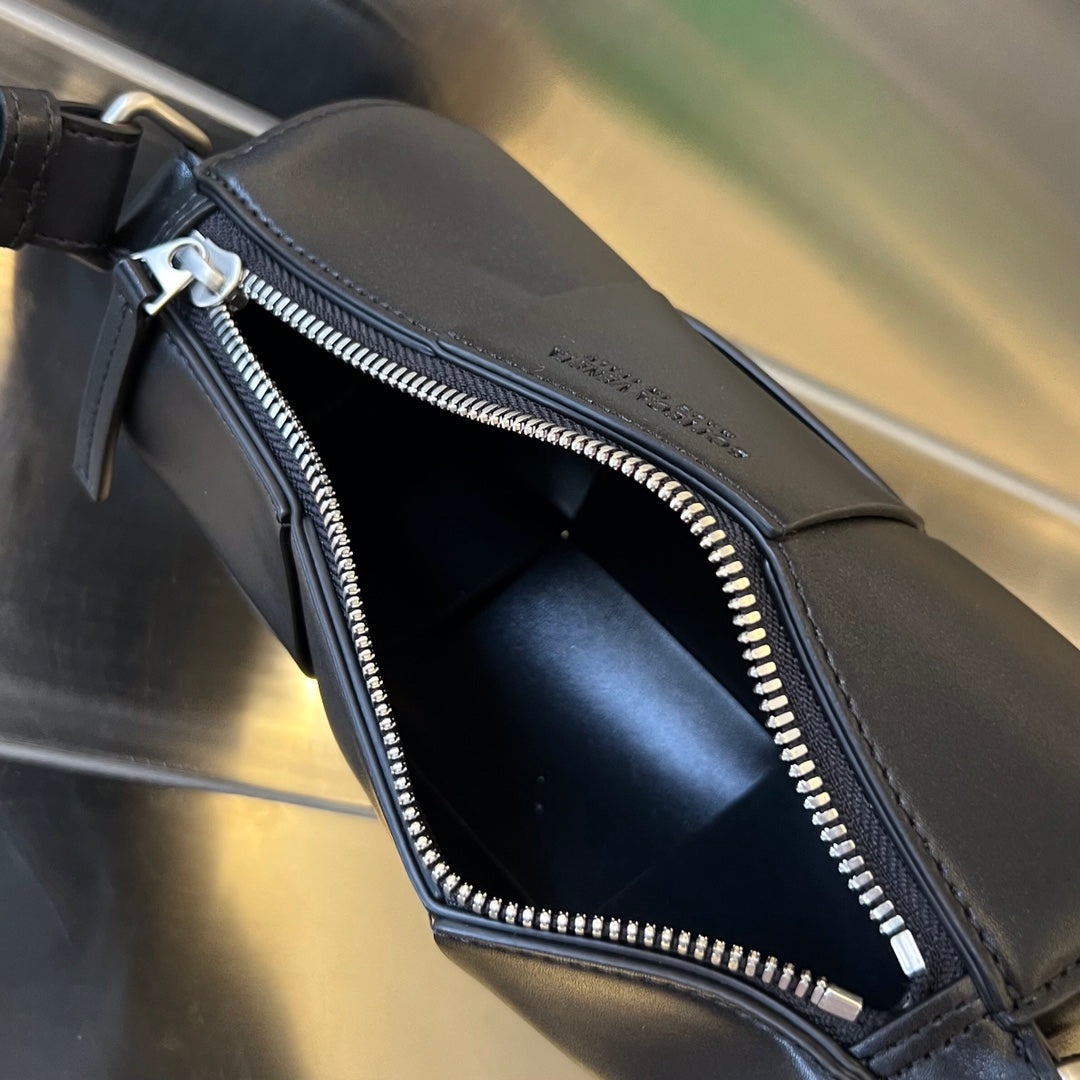BOTTEGA VENETA SMALL CYLINDER CASSETTE 21 IN BLACK CALFSKIN
