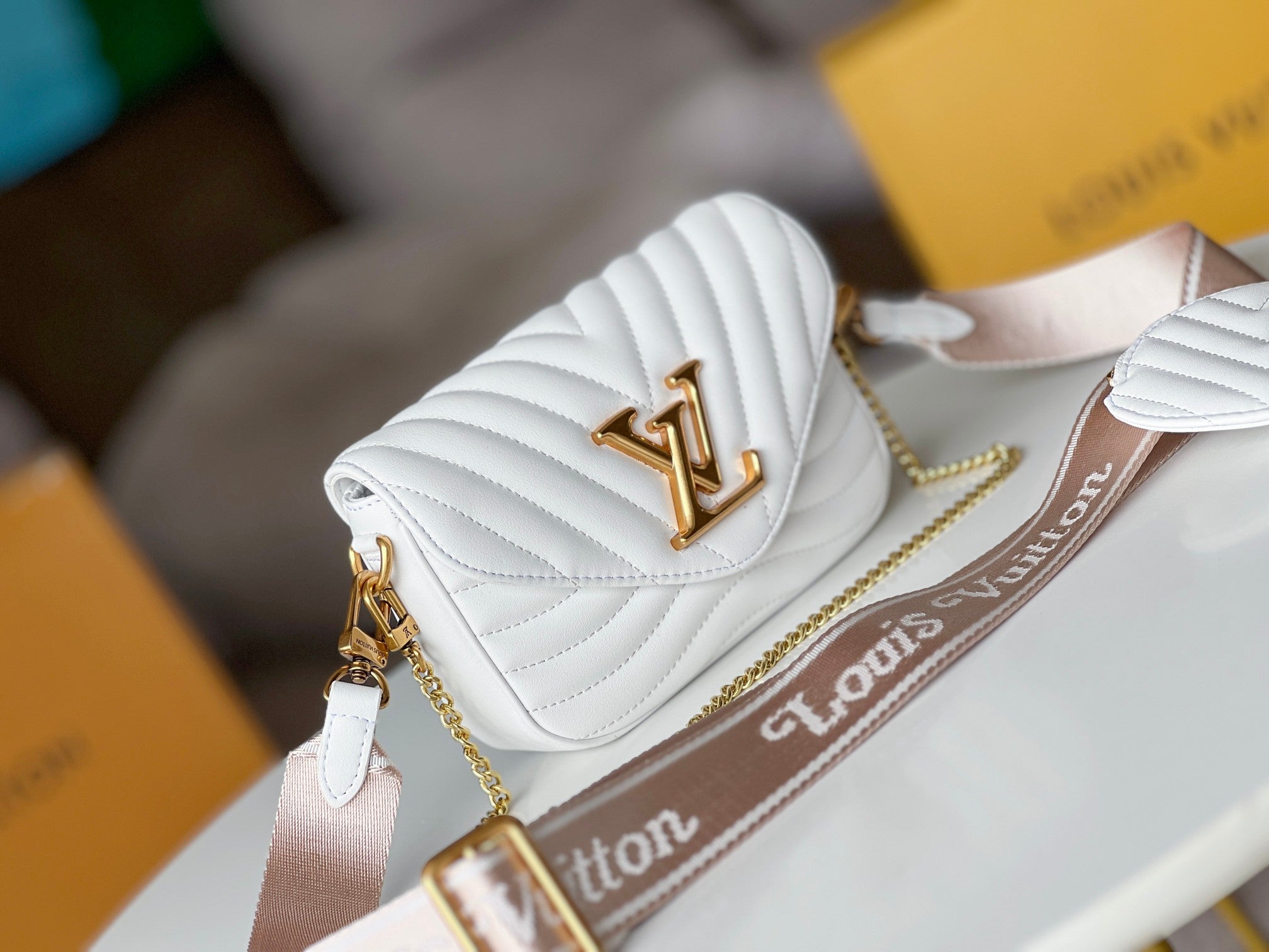 LOUIS VUITTON LV 25S WAVE MULTI POCHETTE 19 IN WHITE CALFSKIN GOLD HARDWARE