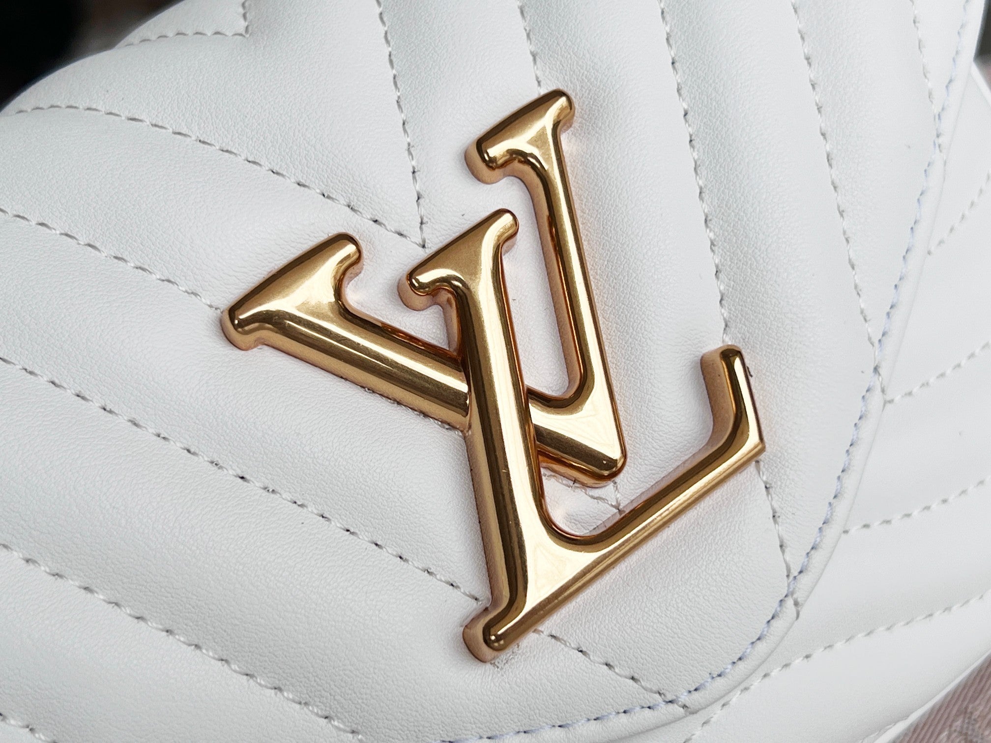 LOUIS VUITTON LV 25S WAVE MULTI POCHETTE 19 IN WHITE CALFSKIN GOLD HARDWARE
