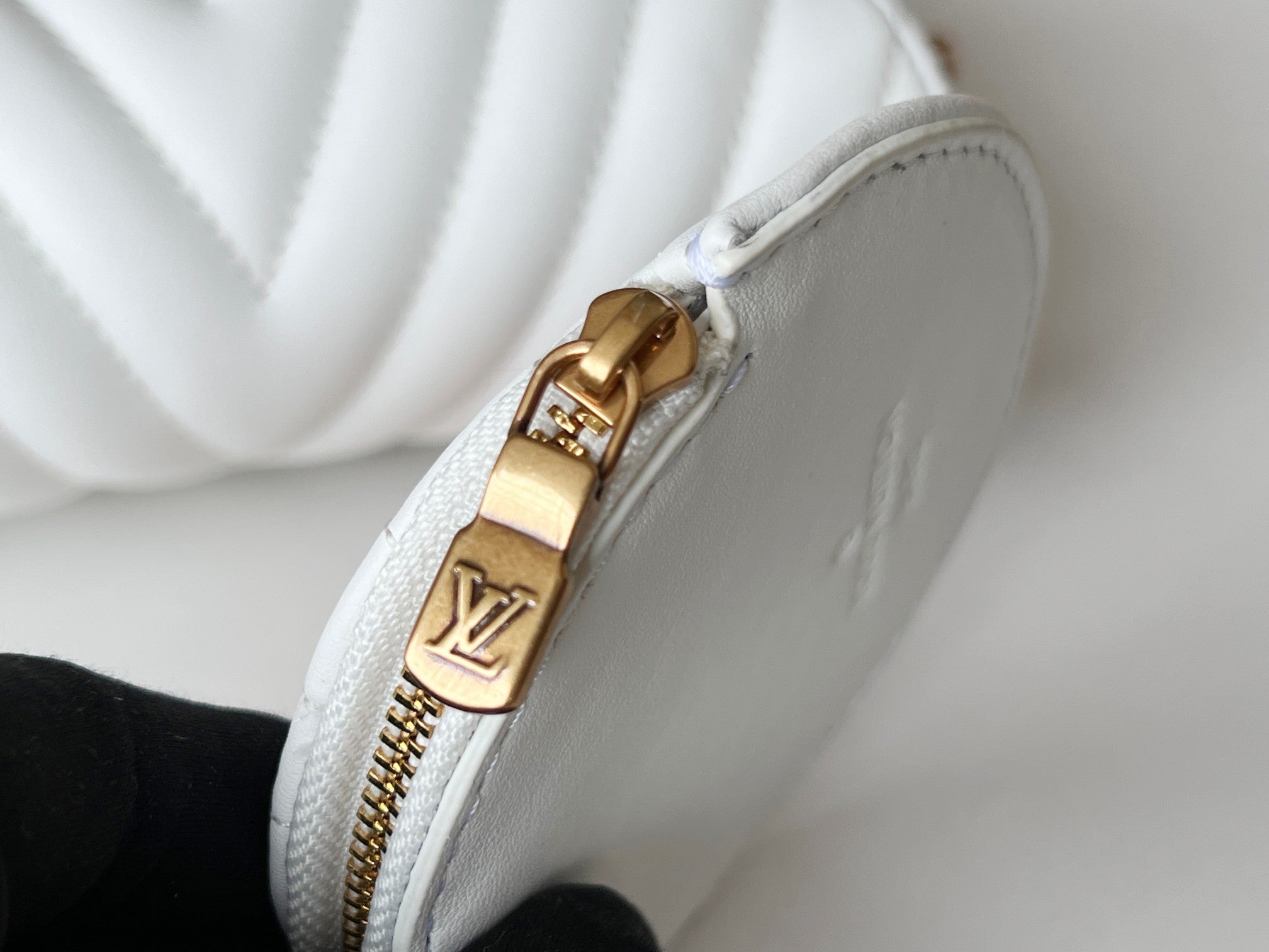 LOUIS VUITTON LV 25S WAVE MULTI POCHETTE 19 IN WHITE CALFSKIN GOLD HARDWARE