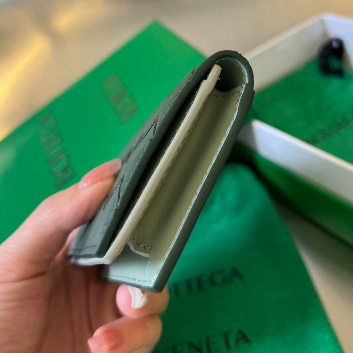 BOTTEGA VENETA INTRECCIATO BUSINESS 11 EMERALD GREEN CALFSKIN CARD CASE