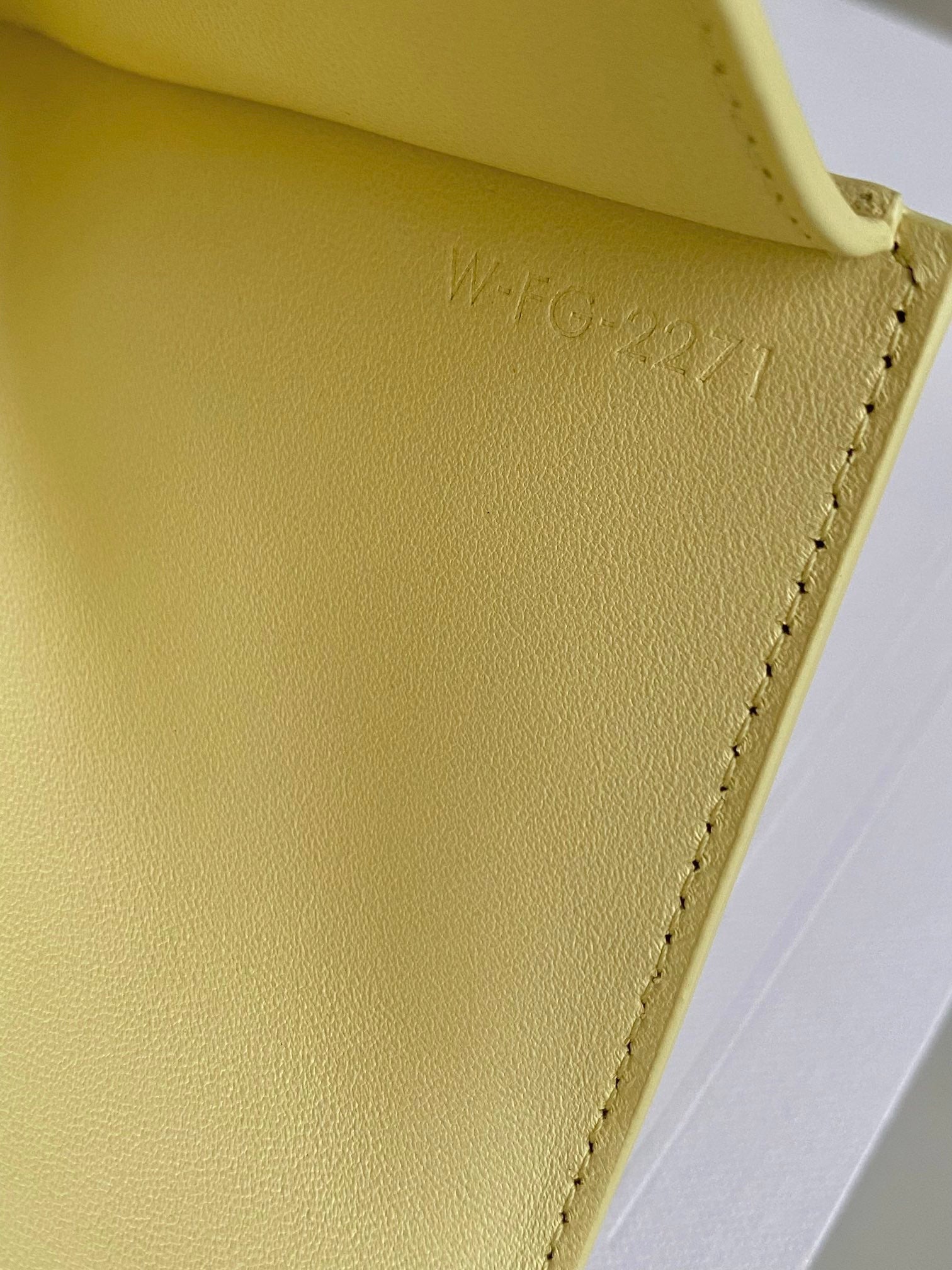 CELINE TRIOMPHE 9 WALLET TWO-IN-ONE YELLOW PASTEL CALFSKIN