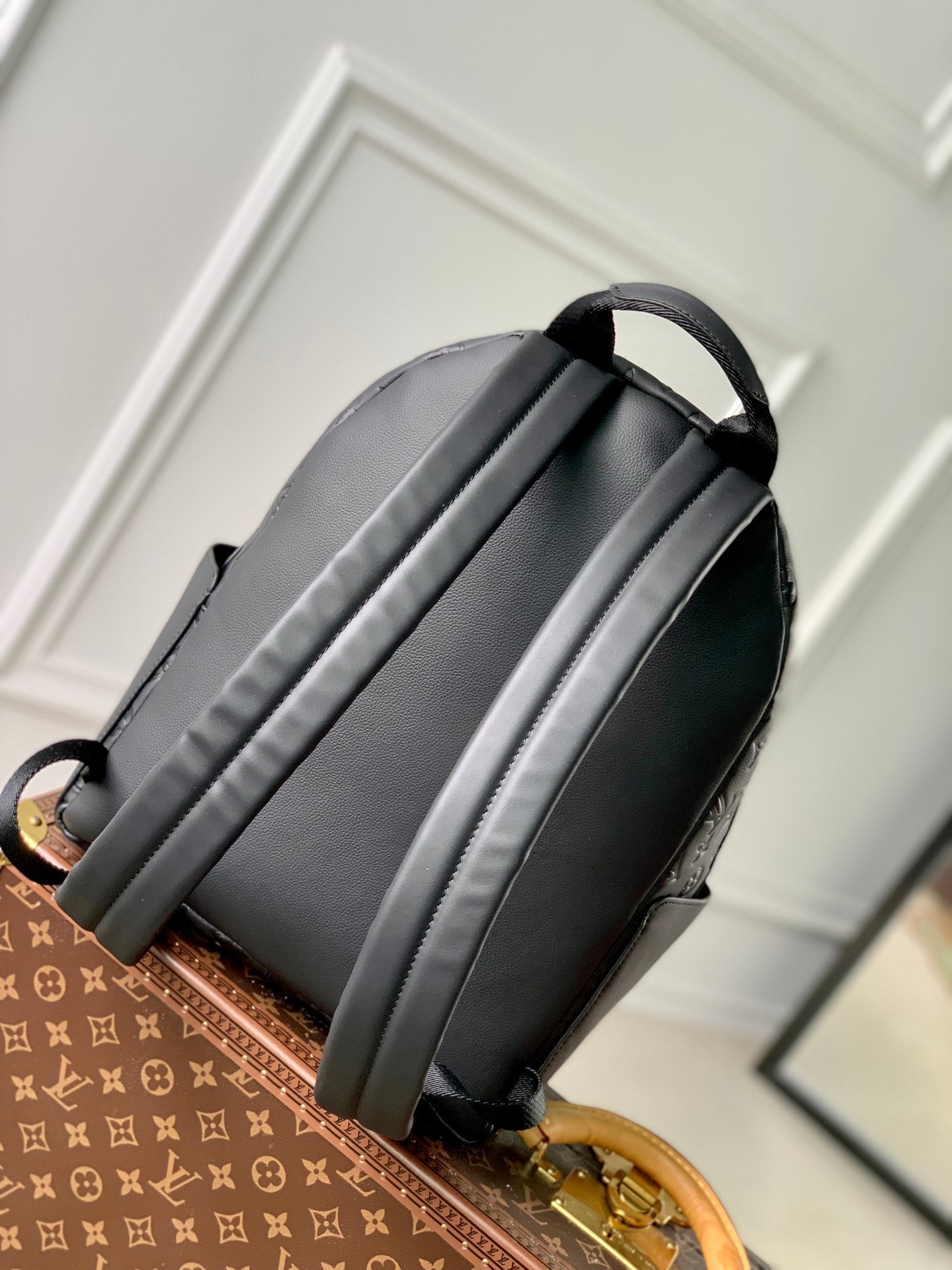 LOUIS VUITTON DISCOVERY PM BACKPACK 38 IN BLACK MONOGRAM LAMBSKIN
