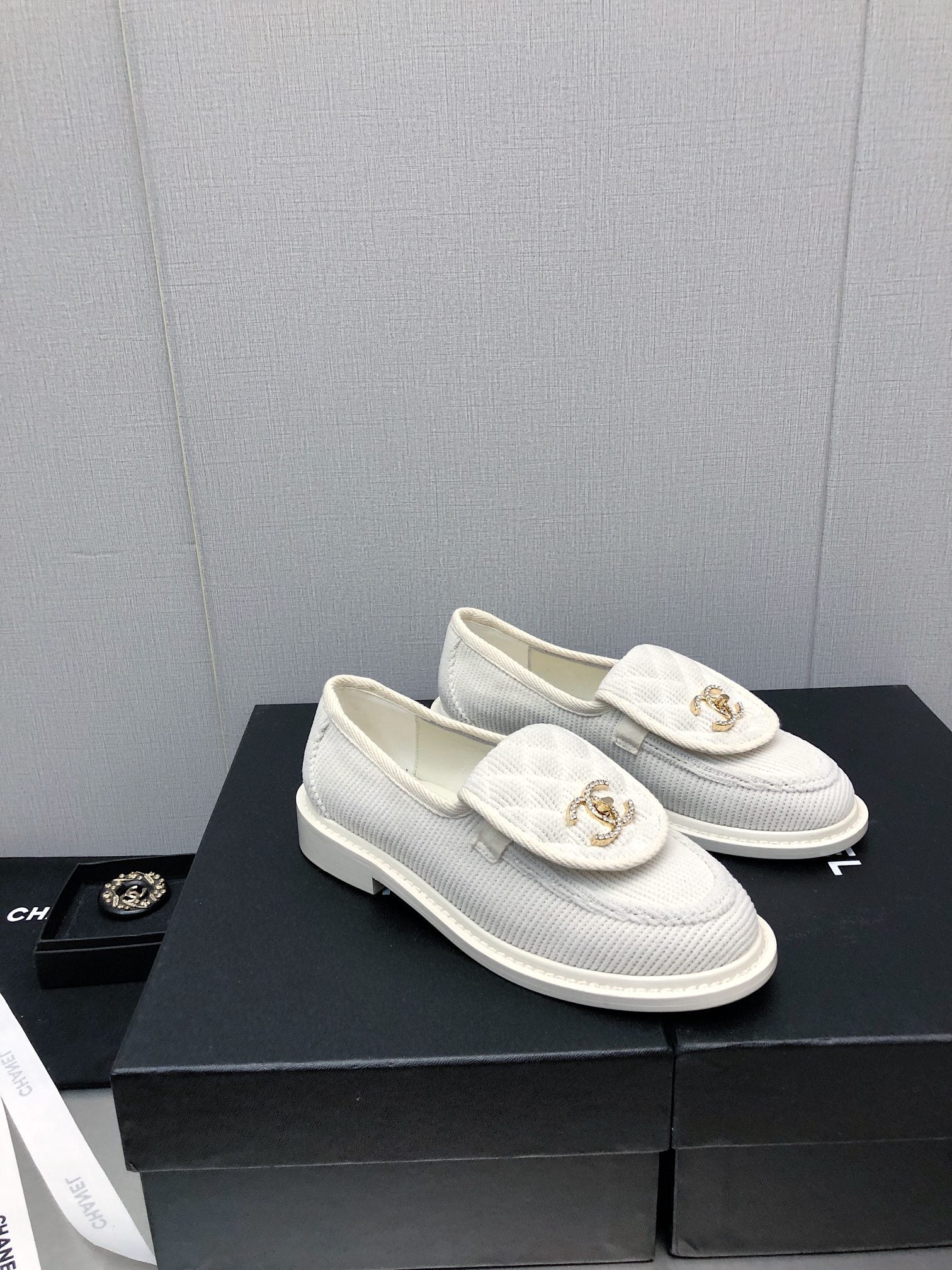 CHANEL moasins white denim 40mm